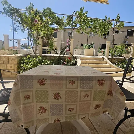 22 アパート マカルスカ